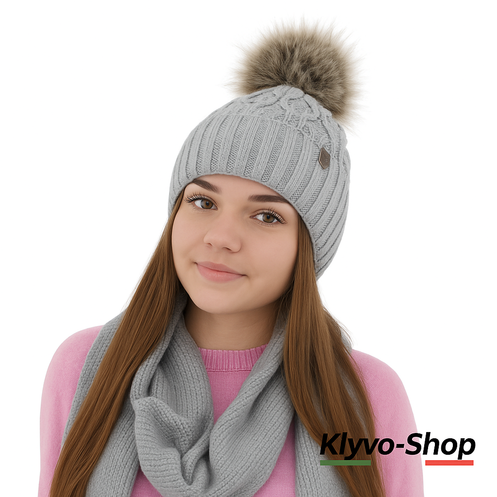 KATTY - Berretto Donna invernale con pompon in pelliccia ecologica e fodera in pile.