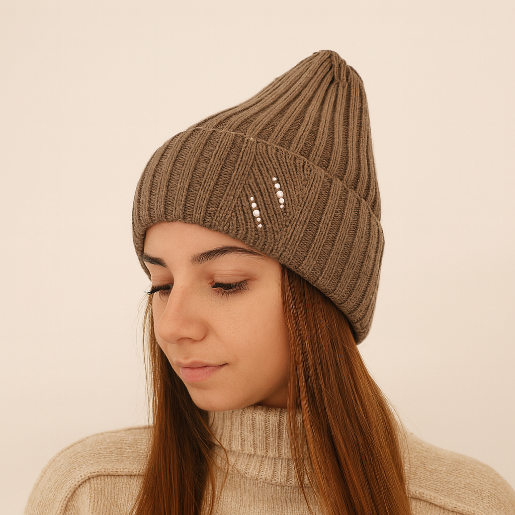 Ariga Damenmütze aus 100 % extrafeiner Merinowolle mit Strasssteinen – warm, elegant und wärmeregulierend für den Winter.