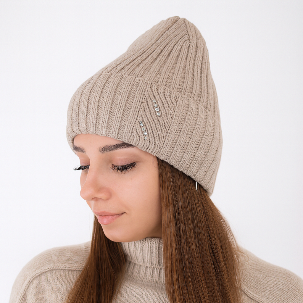 Ariga Damenmütze aus 100 % extrafeiner Merinowolle mit Strasssteinen – warm, elegant und wärmeregulierend für den Winter.