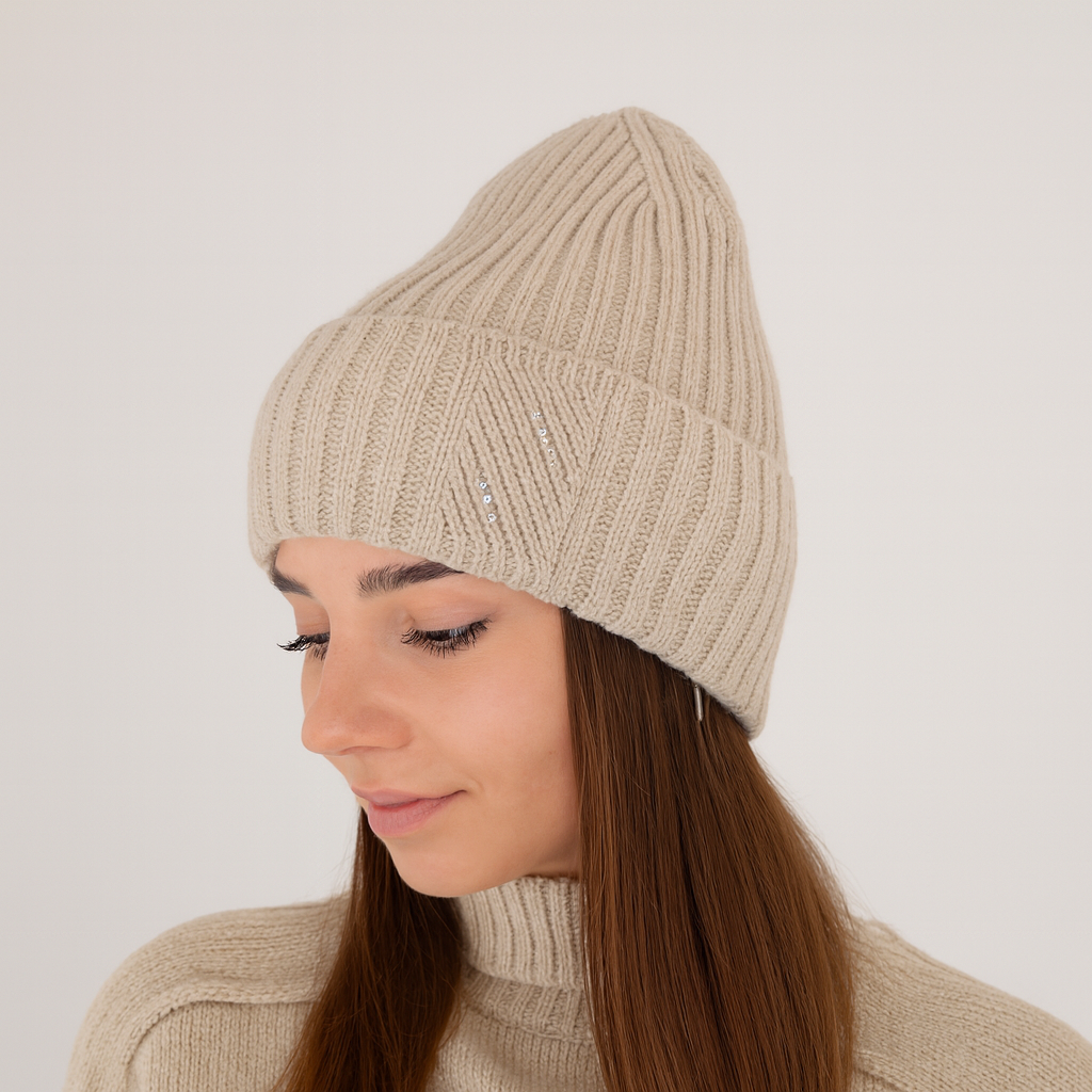 Ariga Damenmütze aus 100 % extrafeiner Merinowolle mit Strasssteinen – warm, elegant und wärmeregulierend für den Winter.