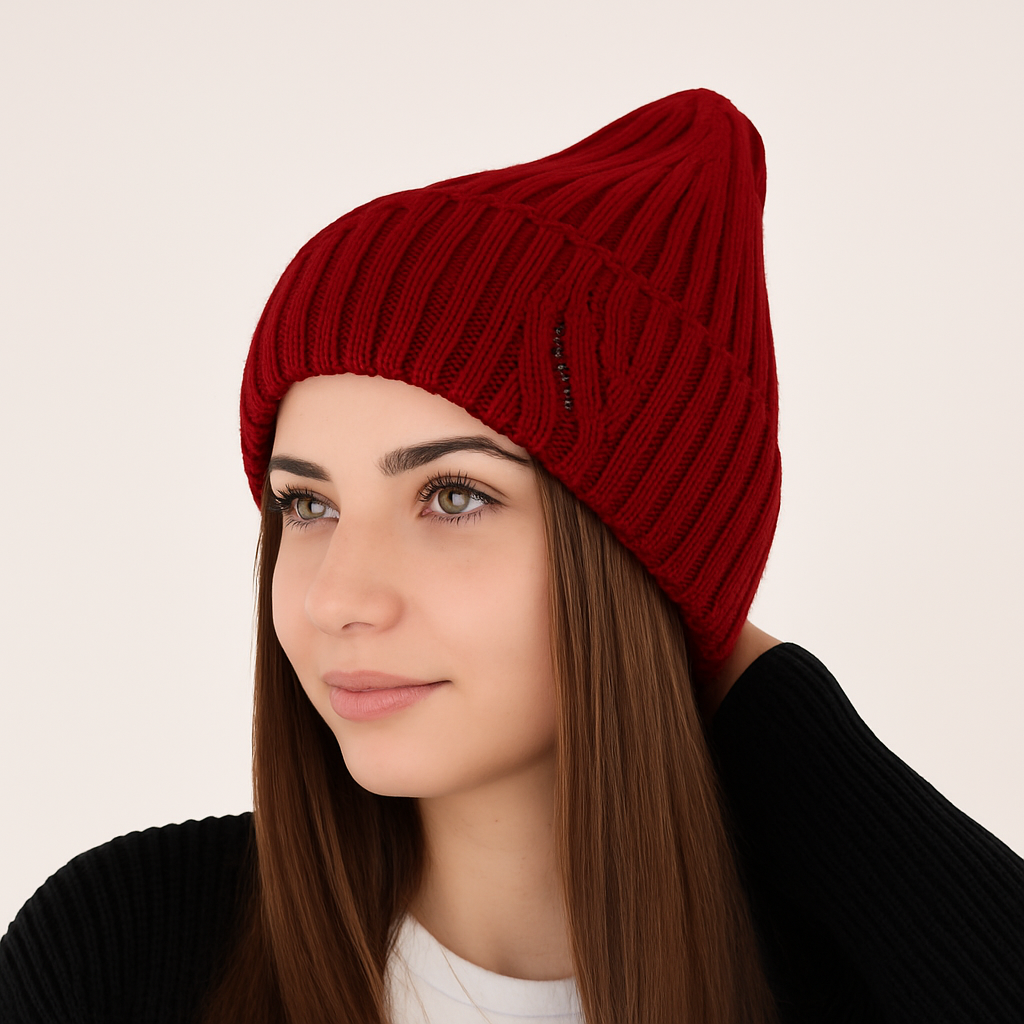 Ariga Damenmütze aus 100 % extrafeiner Merinowolle mit Strasssteinen – warm, elegant und wärmeregulierend für den Winter.